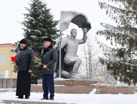 В День защитника Отечества благочинный Волоконовского округа возложил цветы к мемориалу погибших воинов