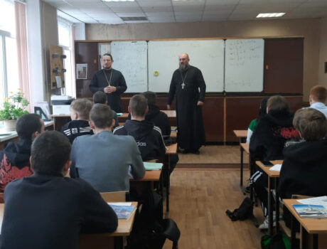 Священники Волоконовского благочиния провели встречу со студентами Ютановского колледжа
