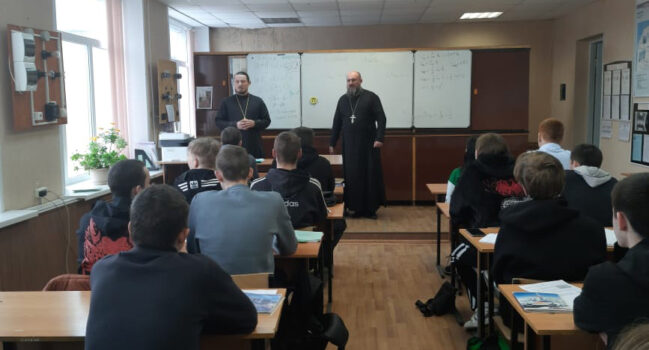 Священники Волоконовского благочиния провели встречу со студентами Ютановского колледжа