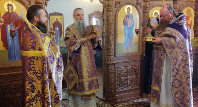 В праздник Воздвижения Животворящего Креста Господня епископ Савва совершил Божественную Литургию в Николо-Тихвинском женском монастыре посёлка Пятницкое