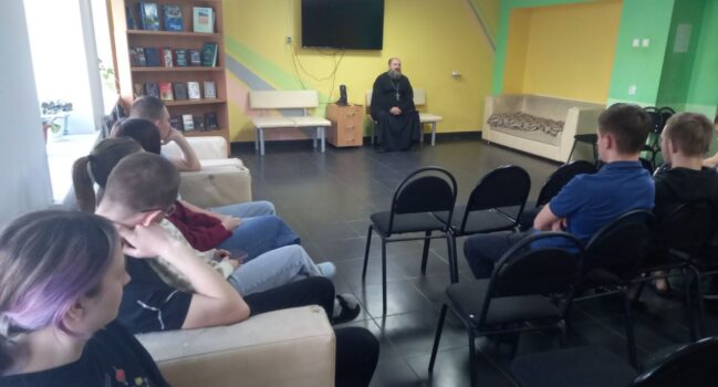 Настоятель храма Спаса Нерукотворного посёлка Волоконовка провел беседу со студентами Ютановского агромеханического техникума