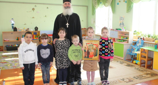 Настоятель храма Рождества Пресвятой Богородицы села Фощеватово посетил местный детский сад «Колокольчик»