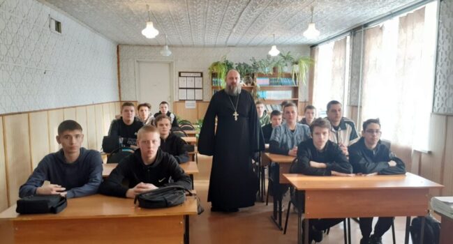 В Ютановском колледже настоятель храма Спаса Нерукотворного поселка Волоконовка провел урок-беседу со студентами первого курса