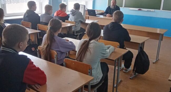 Настоятель храма Спаса Нерукотворного поселка Волоконовка провел урок в седьмом классе местной школы
