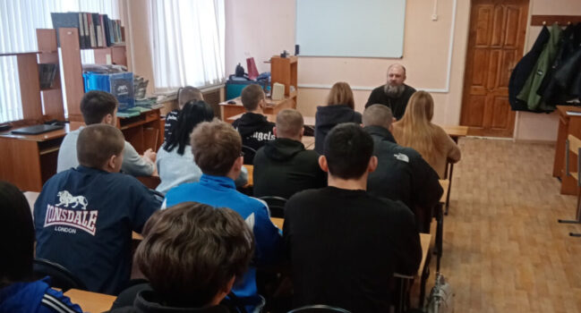 Священник провел урок-беседу со студентами Ютановского агромеханического колледжа