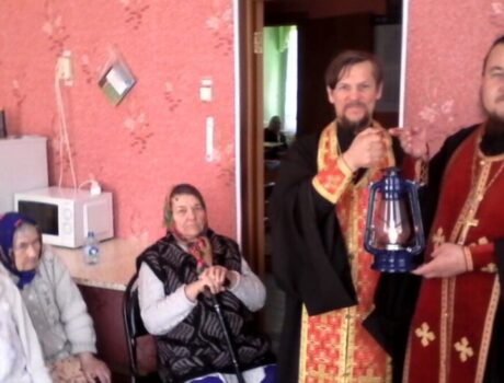 Священнослужители доставили Благодатный огонь в пансионат «Тихая пристань» села Погромец