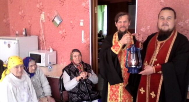 Священнослужители доставили Благодатный огонь в пансионат «Тихая пристань» села Погромец