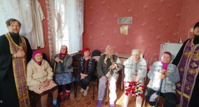 Священнослужители посетили пансионат для пожилых людей села Погромец «Тихая Пристань» и совершили таинства Исповеди и Причастия
