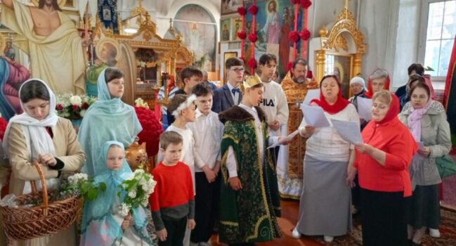 В храме Успения Пресвятой Богородицы поселка Волоконовка состоялся пасхальный утренник