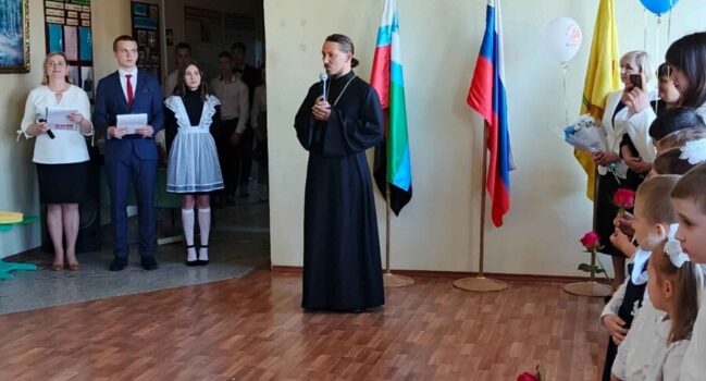 Настоятель храма Тихвинской иконы Божией Матери села Ютановка посетил мероприятие посвященное последнему звонку в МБОУ «Ютановская СОШ»