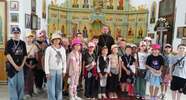 Воспитанники МБОУ «Покровская СОШ» посетили храм Тихвинской иконы Божией Матери села Ютановка