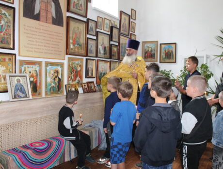 В храме Рождества Пресвятой Богородицы села Фощеватово был отслужен молебен перед началом всякого доброго дела для воспитанников и преподавателей МБОУ «Фощеватовская СОШ»