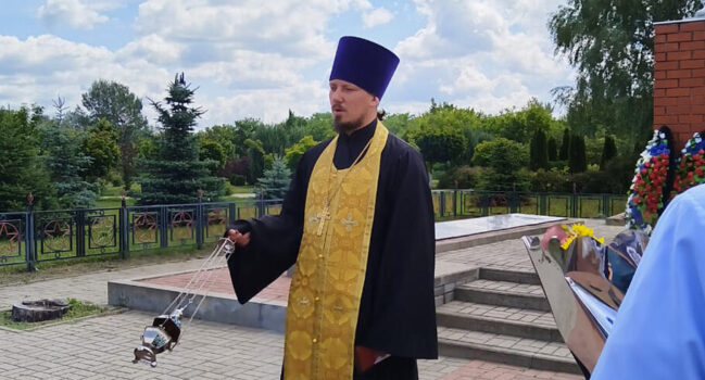 В День памяти и скорби священник вместе с прихожанами отслужил заупокойную литию на месте братского захоронения воинов ВОВ