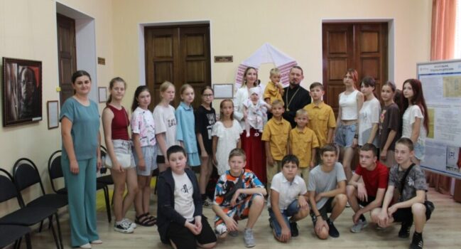 Настоятель храма Тихвинской иконы Божией Матери села Ютановка вместе с семьей приняли участие в акции «Школа семейного счастья»