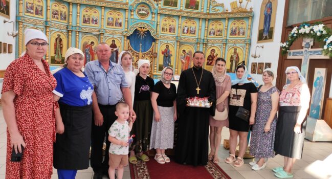 В рамках реализации конкурса родительских инициатив и проекта «Вместе к победе» прошла встреча родителей учащихся Ютановской СОШ и настоятеля храма Тихвинской иконы Божией Матери села Ютановка