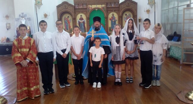 СВЯЩЕННИКИ БЛАГОЧИНИЯ ПОСЕТИЛИ ШКОЛЫ В «ДЕНЬ ЗНАНИЙ» И БЛАГОСЛОВИЛИ ДЕТЕЙ НА НОВЫЙ УЧЕБНЫЙ ГОД