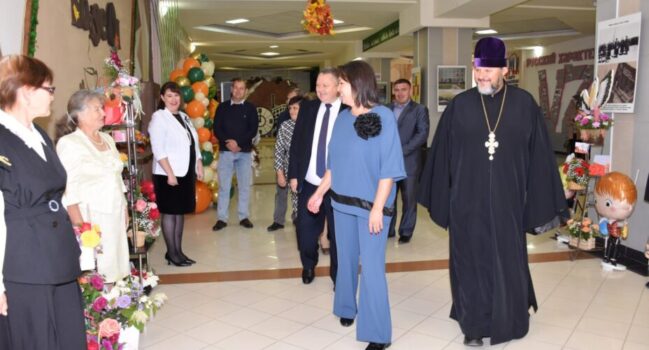Благочинный Волоконовского округа принял участие в торжественном мероприятии накануне Дня учителя в ЦКР поселка Волоконовка