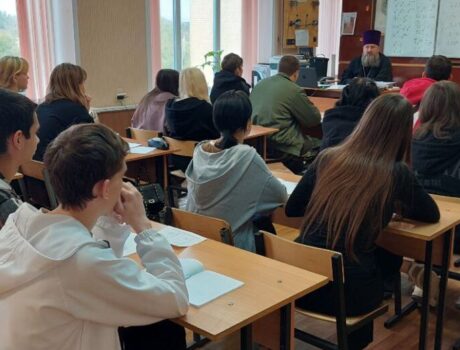 Настоятель храма Спаса Нерукотворного поселка Волоконовка посетил Ютановский агромеханический колледж и провел урок со студентами первого курса