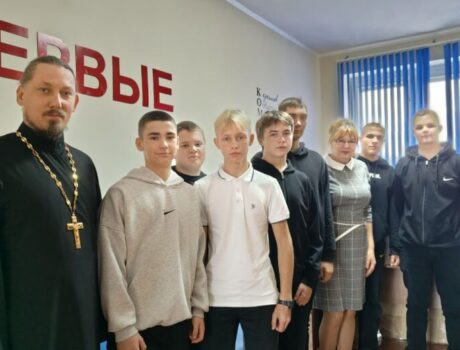 Настоятель храма Тихвинской иконы Божией Матери села Ютановка встретился с учащимися МБОУ «Ютановская СОШ» в преддверии Дня отца