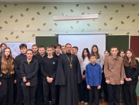 Настоятель храма Тихвинской иконы Божией Матери села Ютановка провел беседу с учениками МБОУ «Ютановская СОШ»