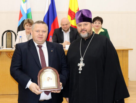 Благочинный приходов Волоконовского округа принял участие в заседании Совета депутатов Волоконовского муниципального округа и поздравил с назначением избранного главу администрации района