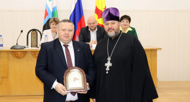 Благочинный приходов Волоконовского округа принял участие в заседании Совета депутатов Волоконовского муниципального округа и поздравил с назначением избранного главу администрации района