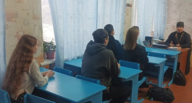 Настоятель храма Тихвинской иконы Божией Матери села Ютановка провел беседу с учениками 11-го класса МБОУ «Ютановской СОШ»