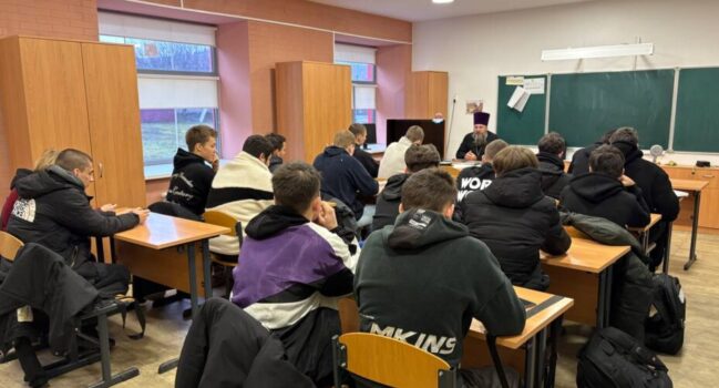 Настоятель храма Спаса Нерукотворного поселка Волоконовка провел урок-беседу со студентами Ютановского агромеханического техникума