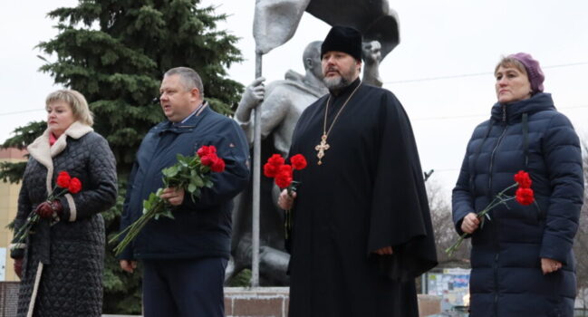Благочинный приходов Волоконовского округа принял участие в митинге в День Героев Отечества