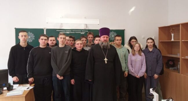 Настоятель храма Спаса Нерукотворного поселка Волоконовка провел урок-беседу со студентами Ютановского агромеханического колледжа