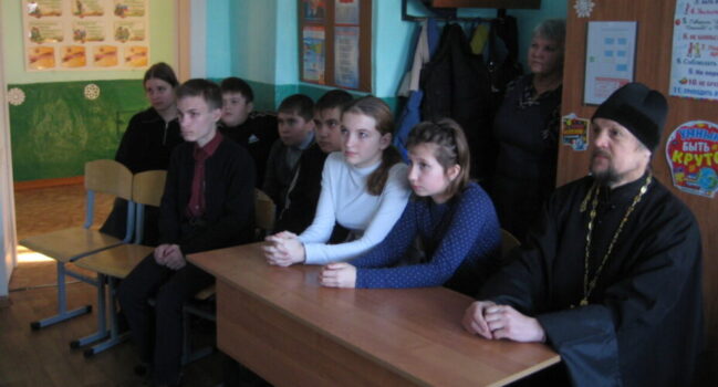 Настоятель Свято-Троицкого храма села Голофеевка провел православный урок в МБОУ «Голофеевская ООШ»