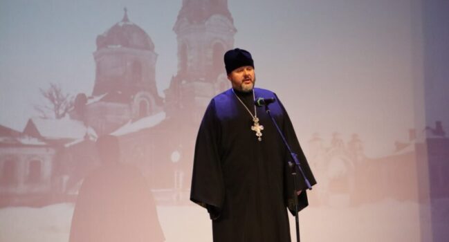 Благочинный Волоконовского округа принял участие в торжественном концерте посвященном 83-ей годовщине освобождения поселка Волоконовка от немецко-фашистских захватчиков