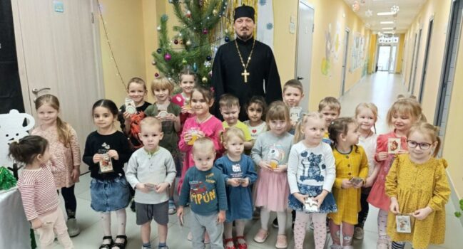 Настоятель храма Тихвинской иконы Божией Матери села Ютановка посетил МБДОУ Ютановский детский сад «Ромашка»