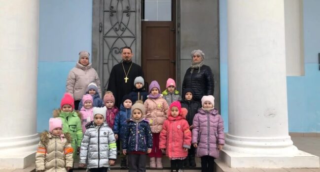 Воспитанники детского сада «Ромашка» села Ютановка посетили храм Тихвинской иконы Божией Матери села Ютановка