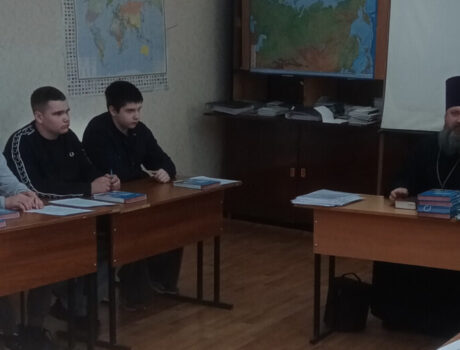 Настоятель храма Спаса Нерукотворного поселка Волоконовка провел урок-беседу со студентами Ютановского агромеханического техникума в День православной книги