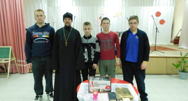Священник провел православный урок посвященный Дню православной книги в сельском Доме культуры села Голофеевка