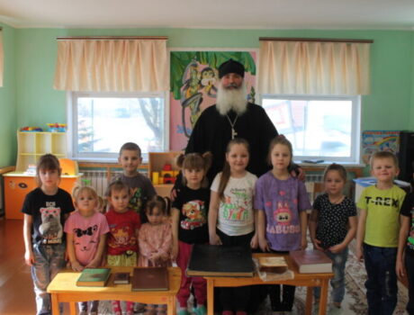 Накануне празднования Дня православной книги настоятель храма Рождества Пресвятой Богородицы села Фощеватово провел встречу с воспитанниками МБДОУ Фощеватовский детский сад «Колокольчик»