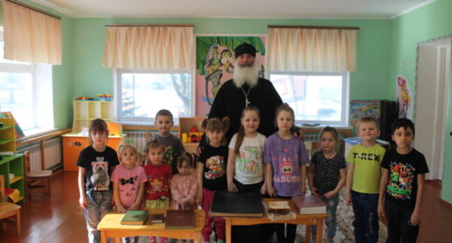 Накануне празднования Дня православной книги настоятель храма Рождества Пресвятой Богородицы села Фощеватово провел встречу с воспитанниками МБДОУ Фощеватовский детский сад «Колокольчик»