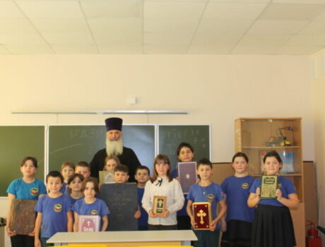В МБОУ «Фощеватовская СОШ» прошла встреча учеников с настоятелем храма Рождества Пресвятой Богородицы села Фощеватово в преддверии празднования Дня православной книги