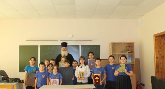 В МБОУ «Фощеватовская СОШ» прошла встреча учеников с настоятелем храма Рождества Пресвятой Богородицы села Фощеватово в преддверии празднования Дня православной книги