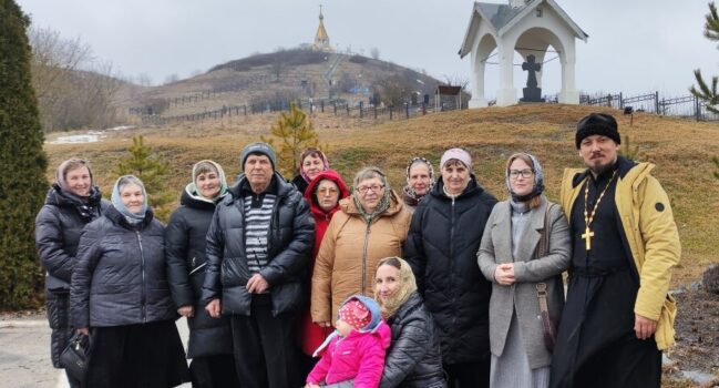 Настоятель храма Тихвинской иконы Божией Матери села Ютановка совместно с прихожанами храма совершили паломническую поездку в Свято-Троицкий Холковский монастырь