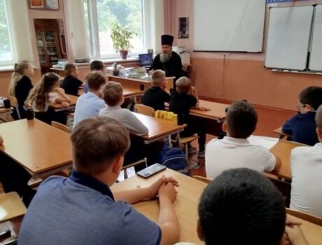 Настоятель храма Спаса Нерукотворного поселка Волоконовка провел урок-беседу с учащимися МБОУ «Волоконовская СОШ №2» в рамках празднования Дня славянской письменности и культуры