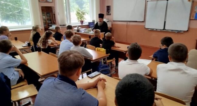 Настоятель храма Спаса Нерукотворного поселка Волоконовка провел урок-беседу с учащимися МБОУ «Волоконовская СОШ №2» в рамках празднования Дня славянской письменности и культуры