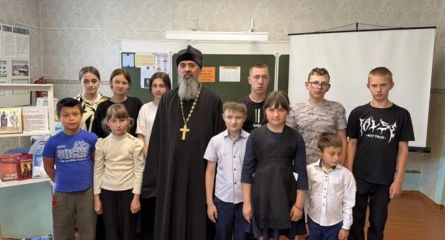 В рамках празднования Дня славянской письменности и культуры прошла встреча учеников МБОУ «Афоньевской СОШ» с настоятелем храма Георгия Победоносца села Афоньевка