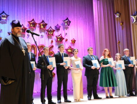 Благочинный приходов Волоконовского округа посетил выпускные вечера для учеников МБОУ «Волоконовская СОШ №1» и МБОУ «Волоконовская СОШ №2»