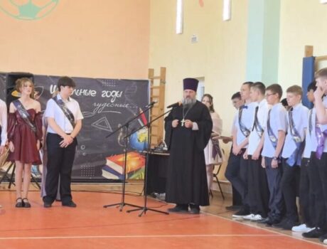Настоятель храма Спаса Нерукотворного поселка Волоконовка принял участие во вручении аттестатов об образовании выпускникам 9-х классов МБОУ «Волоконовская СОШ №2»