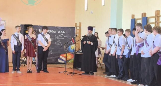 Настоятель храма Спаса Нерукотворного поселка Волоконовка принял участие во вручении аттестатов об образовании выпускникам 9-х классов МБОУ «Волоконовская СОШ №2»