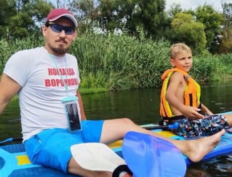 Настоятель храма Тихвинской иконы Божией Матери села Ютановка совместно с учащимися воскресной школы храма совершили сплав на байдарках по реке Оскол